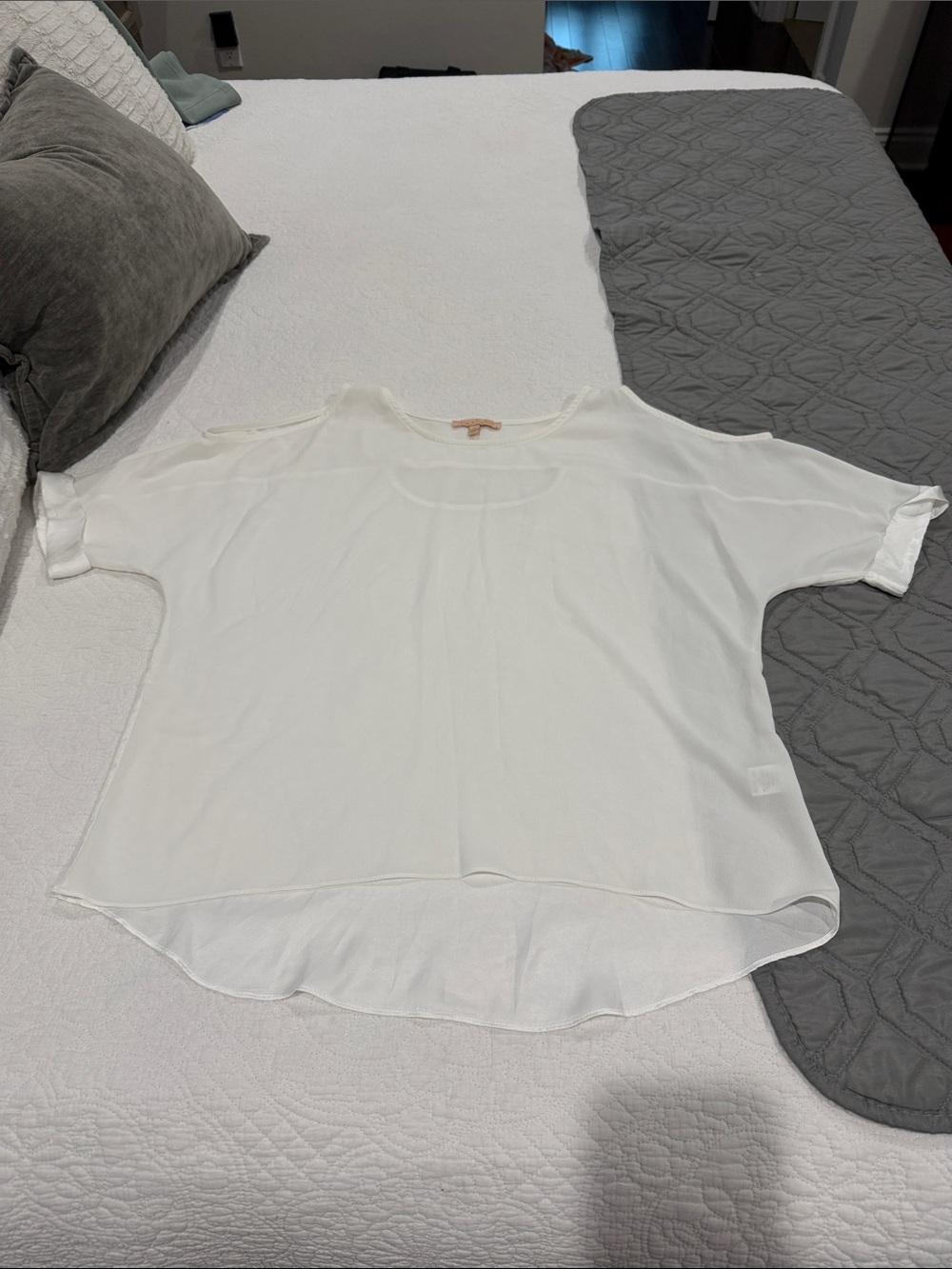 Gibson Latimer Cream Short-Sleeve Scoop Neck Blouse
